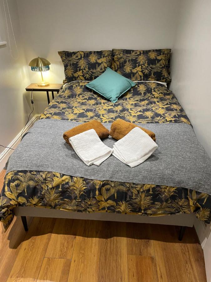 2 Bedroom Chiswick Park Tube Station Appartamento *