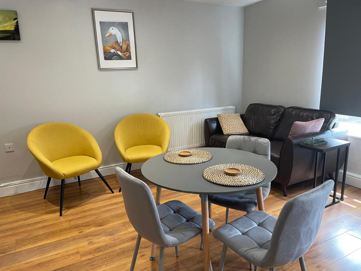 2 Bedroom Chiswick Park Tube Station Appartamento *