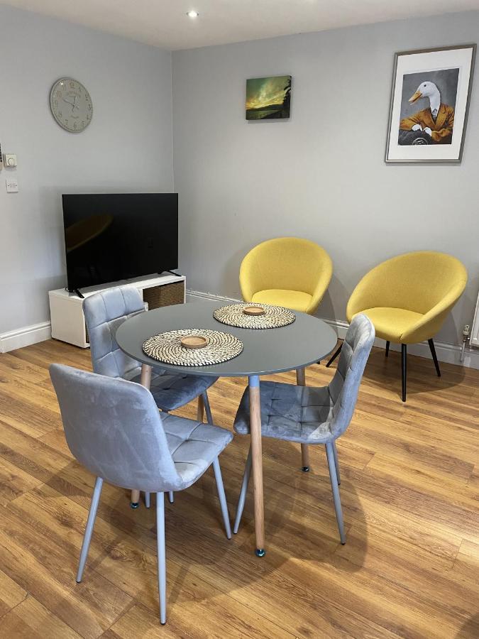 2 Bedroom Chiswick Park Tube Station Londra