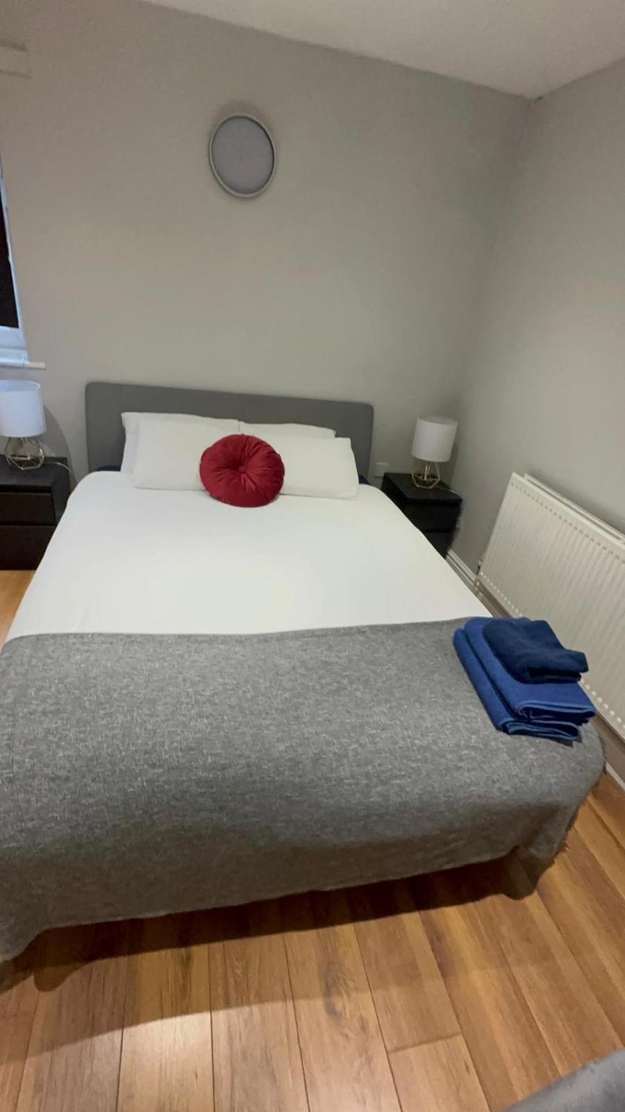 2 Bedroom Chiswick Park Tube Station * Londra